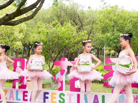 當代舞蹈團小舞者們生動活潑的開場表演為活動增添春天幸福氣息。