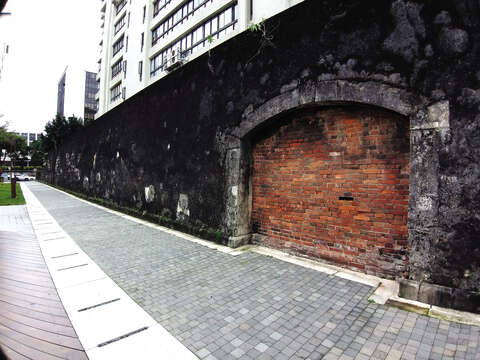 金山南路の路上には100年以上の歴史を持つ 台北監獄囲墻遺跡がそびえ立っています。