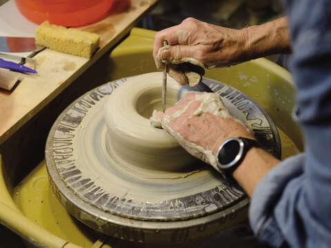 陶芸体験ができる雲森陶陶では、多くの人が心を落ち着けながら作品制作に没頭します。(写真/Taiwan Scene)