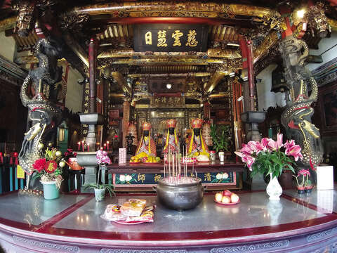万華の人たちが集まる小さな寺廟の艋舺清水巌には清水祖師が祀られています。