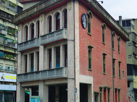 60 年の歴史を持つ万華林宅は、台北の古典的な建築によく見られる赤レンガ造りの建築物です。
