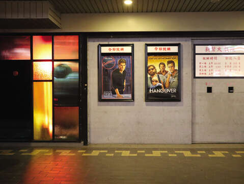 スピークイージーのバーであるHANKO 60は古い映画館のような外観をしていて、店内にも赤い照明が使用されています。(写真/Taiwan Scene)