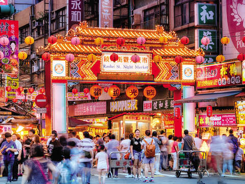 Night markets are another key feature of Taiwan’s food culture for Moira, with Raohe Street Night Market one of her favorites. (Photo/fazon1)