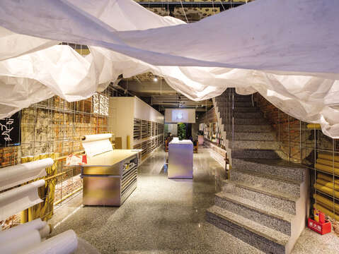 天井に吊るされた雲を模した紙が、来店した人を紙の世界へと誘います。(写真/Yenyi Lin)