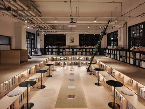 ​​​​​​​かつての大浴場を改修して作られたこの図書館は、半円形の浴槽を読書スペースとして再利用しています。(写真/不只是図書館)