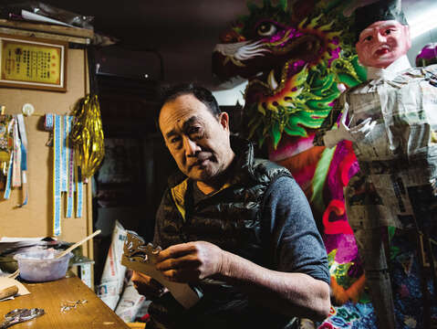 With 40 years of experience, master Lee specializes in designing, paper cutting, and every single step in the production of zhiza.