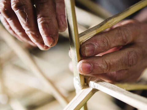 The first step of making zhiza is to cut bamboo into long sticks and assemble them to frame the creation.