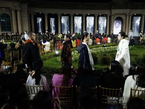 Mayor Attends Runway Show at the Museum of Drinking Water