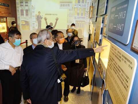 愛臺灣的外國人特展-市長副市長聽導覽員解說