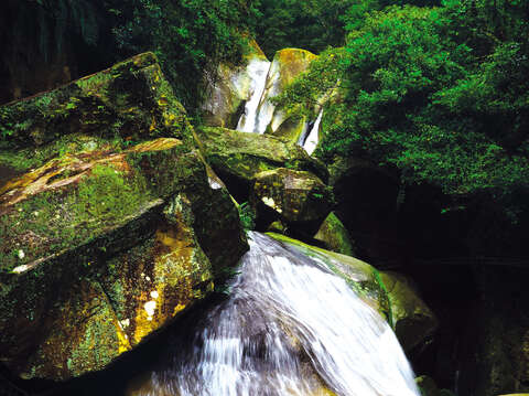 Yuanjue Temple Waterfall is a nice spot in Section 4 to enjoy a relaxing moment by the water. (Photo/Gao Zanxian)