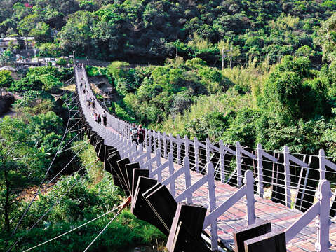 Before ending the hike at Section 4, swing by Baishihu Suspension Bridge to reward yourself with a spectacular view.
