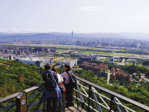 展望台「老地方」は河川や空港など台北市を一望できる最高のスポットです。