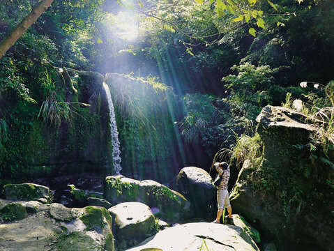 渓流に沿って猫空甌穴へ行く前に、滝の前で日光浴を楽しみましょう。