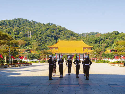 At the National Revolutionary Martyrs’ Shrine, you can witness the changing of the guard on the hour.