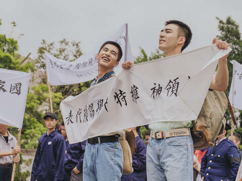 映画では2人の主人公が台北忠烈祠を訪れ、総統の国葬に参列するシーンから恋の物語が始まります。(写真/氧気電影有限公司)