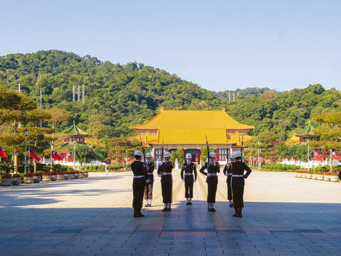 忠烈祠では1時間ごとに衛兵が交代する様子を見学することができます。