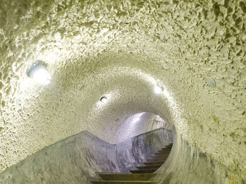 ​​​​​​​神秘的な色彩が溢れる脱出用トンネルは一般公開 されていて、見学が可能となっています。