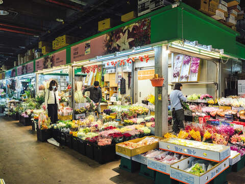 Taipei Flowers Auction in Neihu is a wonderland for flower lovers with more than a thousand vendors selling a variety of flowers and potted plants.