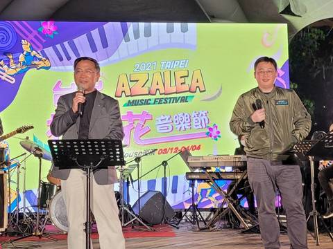 臺北市副市長蔡炳坤及臺北市觀光傳播局局長劉奕霆現場演唱菊花台 贏得滿堂彩