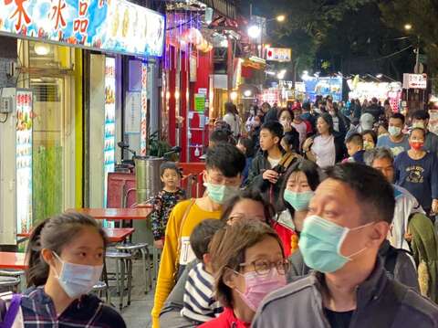 周末士林夜市大東路人潮眾多