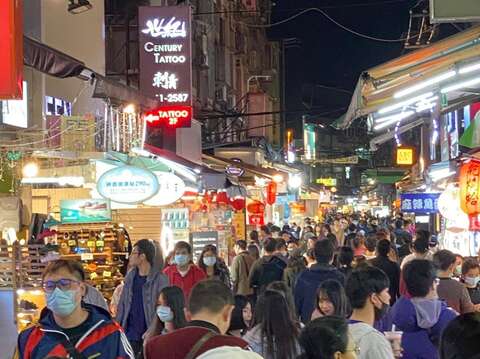 周末士林夜市大東路人潮狀況