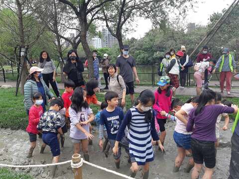 小朋友開心地踩泥巴夯實土壤縫隙