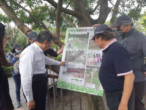 楊平世執行長介紹大安森林公園蚊蟲防治
