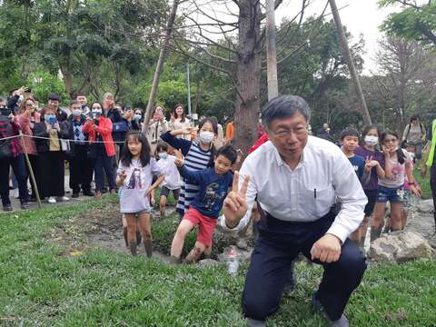 市長和踩泥的朋友們合照