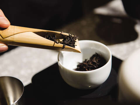 At Wangtea Lab, you can enjoy traditional tea blended with innovative style and enjoy the tea in the modern space.