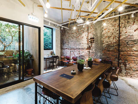 The space at Wangtea Lab includes elements of the family’s tea roasting history, along with its bright and open space.