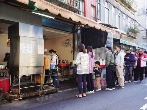 The egg crepe store in Shipai is incredibly popular with locals.