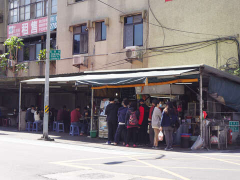 It’s hard to believe that an inconspicuous stall at the corner of Yanshou Street is the top choice for many local workers and residents.