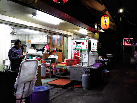 The stir-fried lamb stand at Shilin Night Market only operates at night, giving night owls in Taipei a great place to get a good meal.