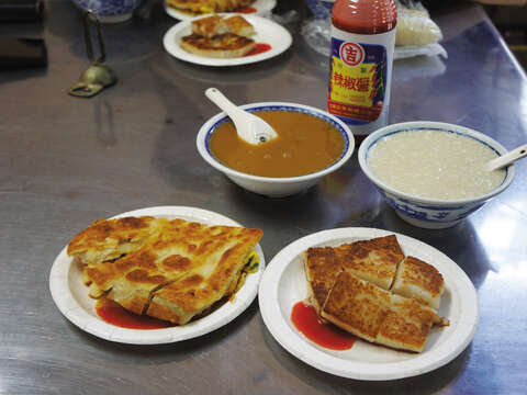 蛋餅、蘿蔔糕、米漿、そしてピーナッツスープはこの朝食屋さんにおける最高の組み合わせです。