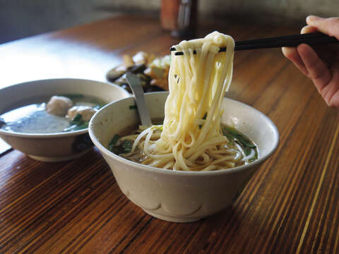 陽春麺と滷味は台北のあちこちで見かけますが、延寿街にある麺屋さんではこれこそが看板メニューです。