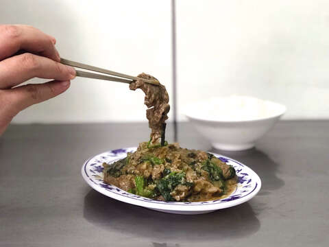 ​​​​​​​沙茶醤をかけた熱炒羊肉は夜中に食べるおかずの中でも最高の一品と言えるでしょう。