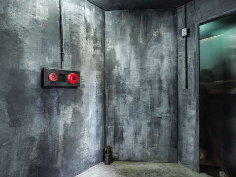 With the entrance well hidden, you will have to head down a narrow alleyway and find the entrance button to get into BAR PUN.
