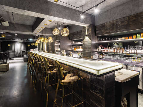 BAR PUN’s interior is decorated with blacks, grays and whites, giving it an understated yet luxurious vibe.