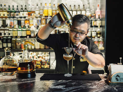 Bar Weekendのマネージャーを務めるWadeさんが作るお茶を使ったカクテルは絶品です。