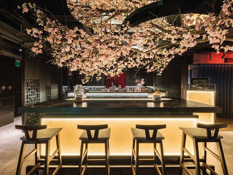 Bar Weekendにある桜が飾られた席に座ると日常を忘れることができます。