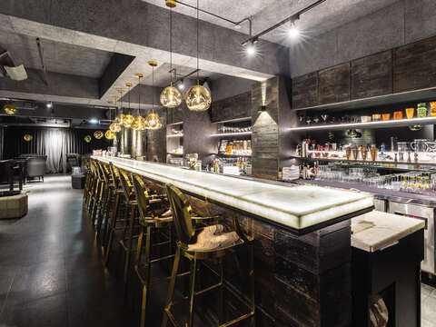 BAR PUNは黒と金、灰色の配色で控えめながらも豪華な雰囲気を作り上げています。