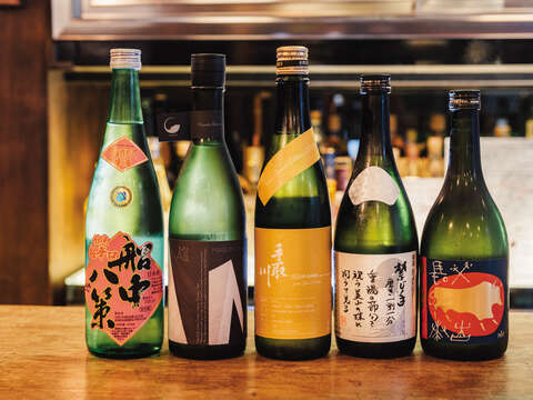 小酒に足を運ぶと日本各地から集めた季節限定のお酒や珍しい日本酒が楽しめます。
