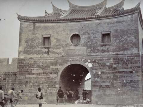 1895-1901年間的臺北府城北門(出自秋惠文庫Formosa Vintage Miseum)