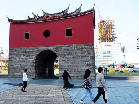 北門是老臺北城區「西區」的樞紐地標，在清代，更是「城內」通往「大稻埕」的主要孔道