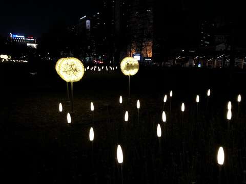 臺北行旅廣場夜晚的造型燈具巧妙吸睛