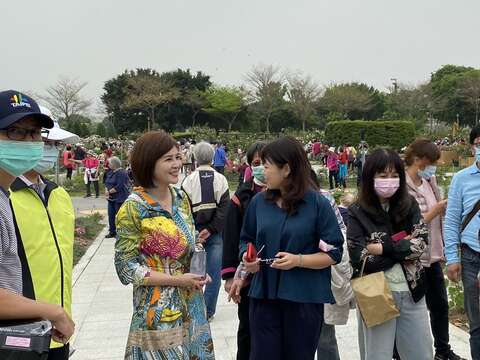 玫瑰媽媽陳主奉督導為議會考察團王欣儀議員及游淑慧議員導覽臺北玫瑰園