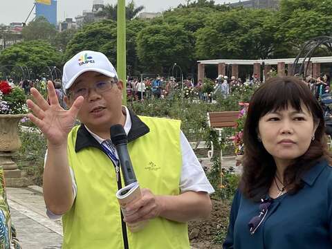工務局林志峯局長為議會考察團王欣儀議員及游淑慧議員導覽臺北玫瑰園