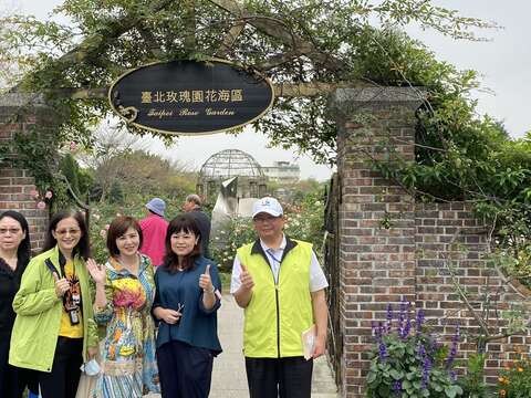 考察團二位女嬌客跟玫瑰花同框的畫面實在是太夢幻了，讓新生公園增添更多賞心悅目的風景