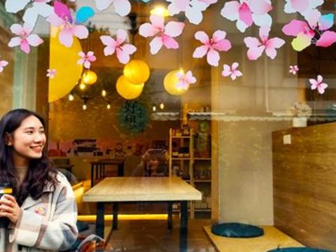 花現巷弄-杜鵑花窗貼遍布溫羅汀，成為網美拍照朝聖地_