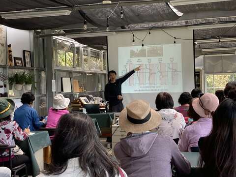 林暐翔老師說明土壤對植物所帶來的影響。